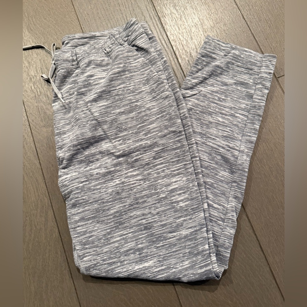 Lululemon Joggers Mid Rise 7/8 joggers- gray size 6